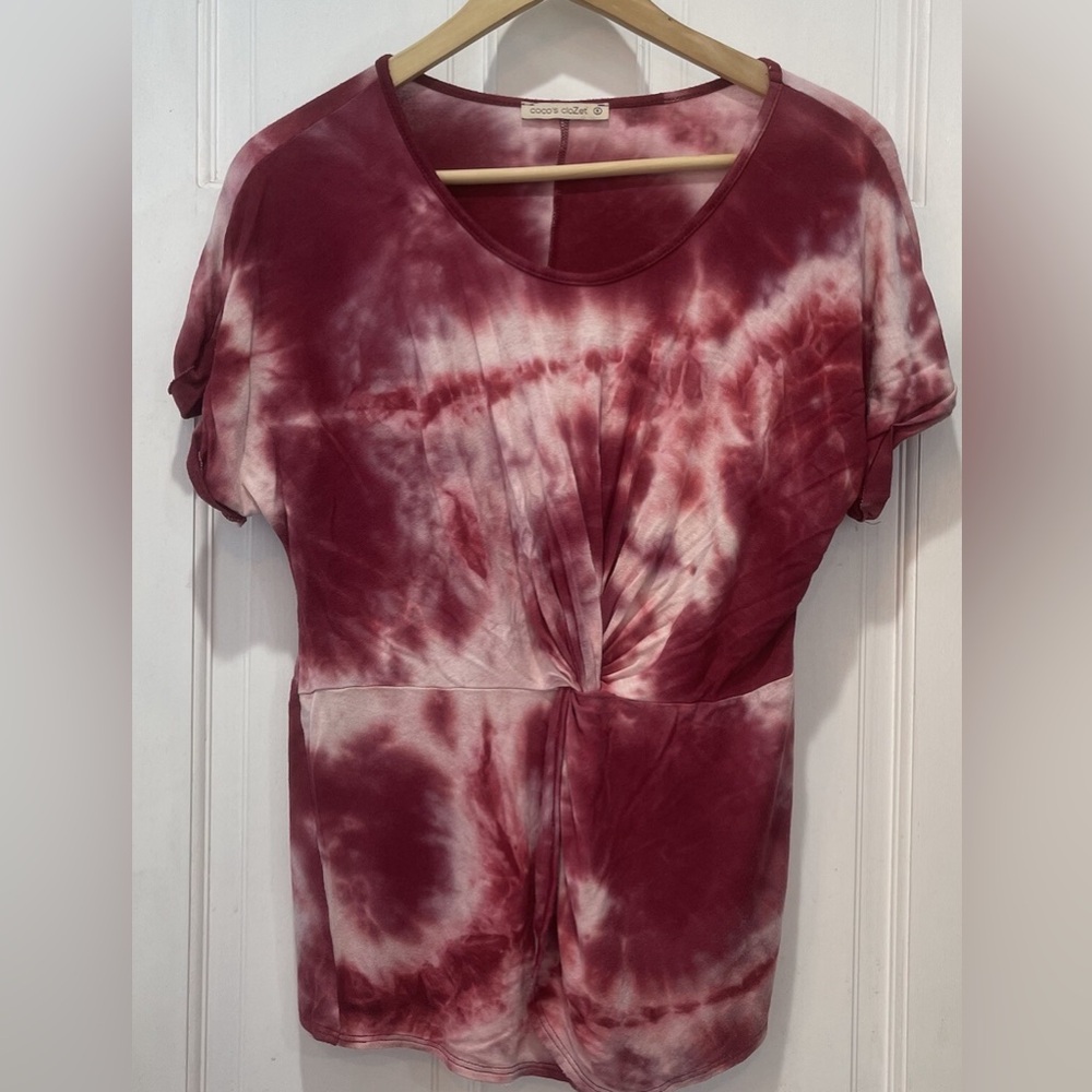 Coco’s CloZet Tie Dyed Design Short Sleeve Split Bottom T-Shirt Size Small